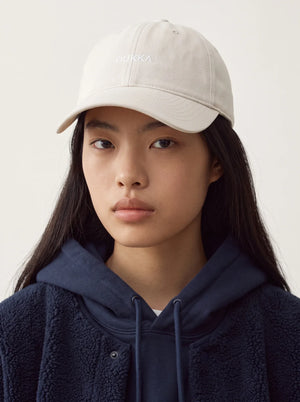 OU5130 — DAILY BB CAP — off-white model close-up